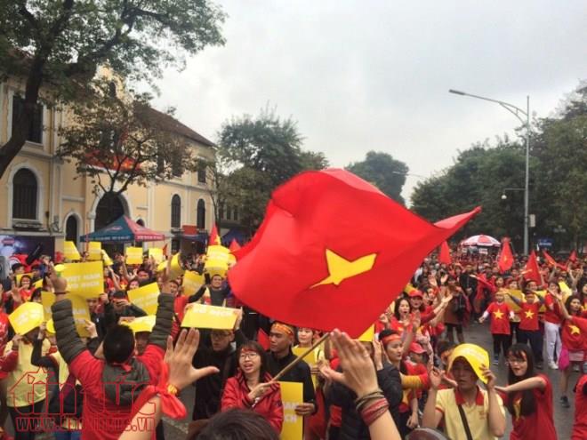 Chung kết U23 Châu Á: Cổ động viên hát bài 'Việt Nam ơi!' gửi tặng cho U23 Việt Nam tại hồ Hoàn Kiếm ảnh 2
